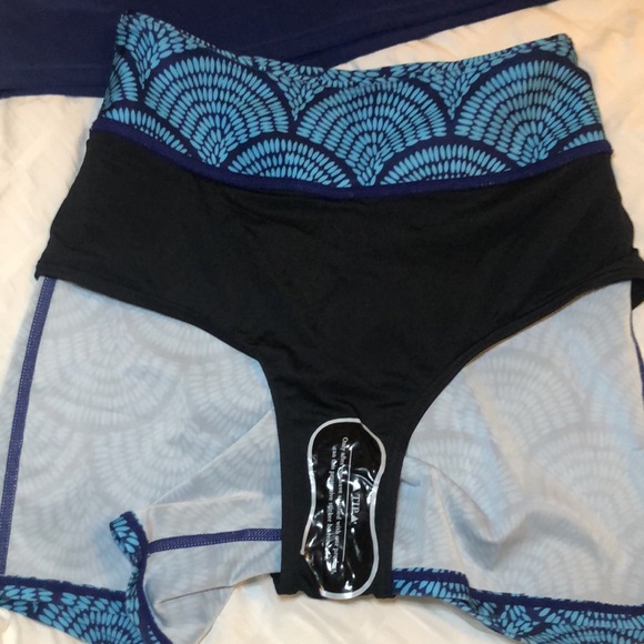 Bonneuitbebe Women's Two Piece Rash Guard Short Sleeve. Size: XS. - Picture 8 of 12